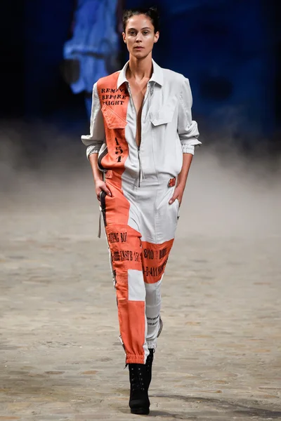 Look 17